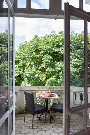 Deluxe Room, Balcony | Balcony