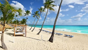 Accommodatie ligt op het strand, wit zand, ligstoelen, strandlakens
