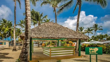 3 bars/lounges, 2 strandbars, een poolbar
