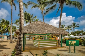 3 quầy bar/khu lounge, 2 quán bar trên bãi biển, quầy bar bên hồ bơi