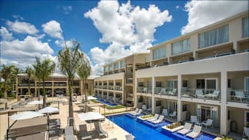 AuĂenpool, LiegestĂŒhle