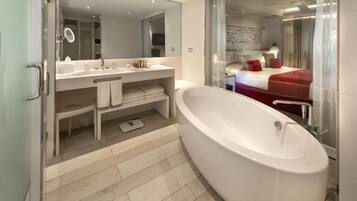Chambre Romantique | Salle de bain | Baignoire et douche séparées, articles de toilette de luxe