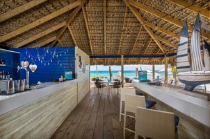 2 barir/setustofur, 2 strandbarir, sundlaugabar