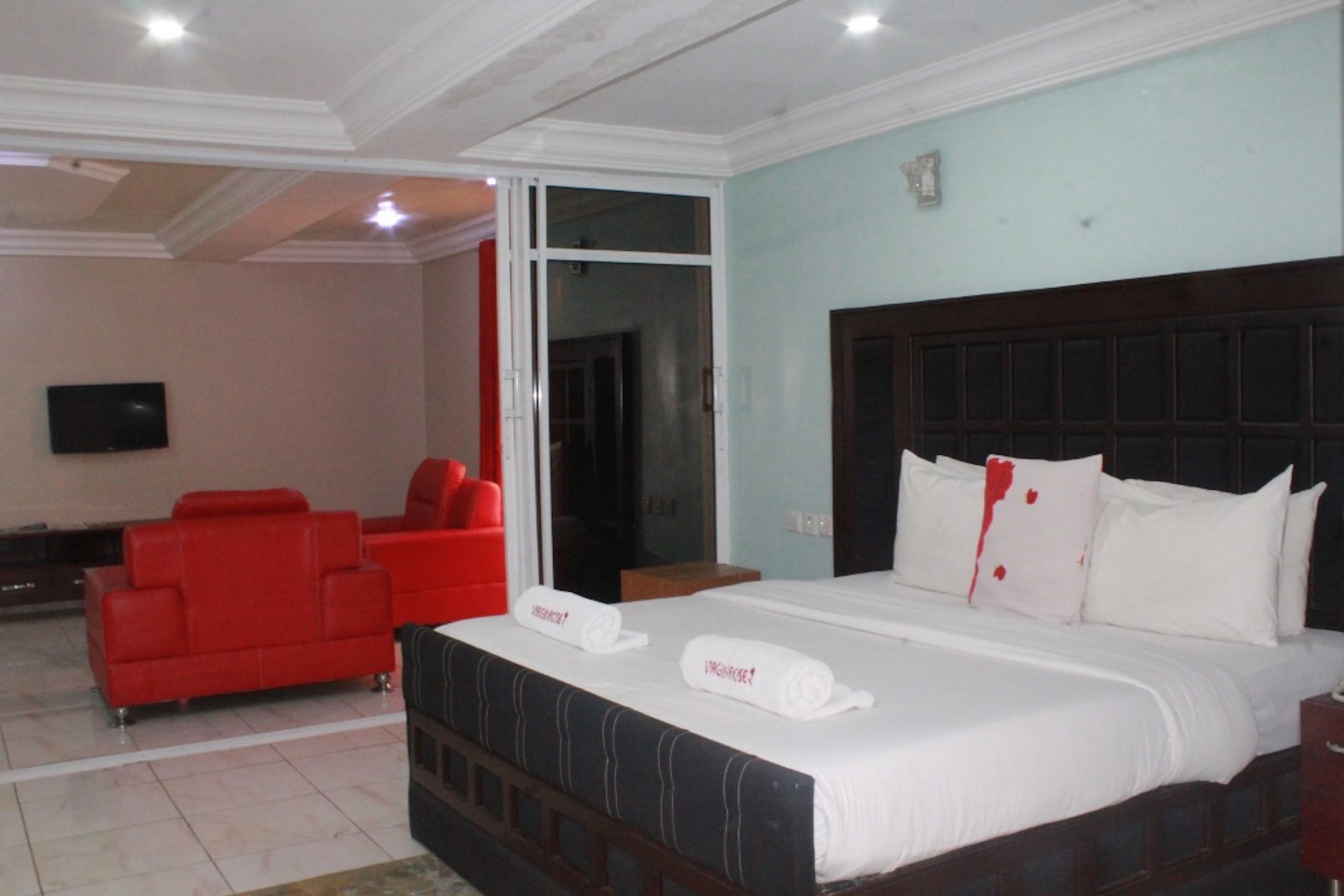 Sviitti, 1 makuuhuone | Tallelokero huoneessa, työpöytä