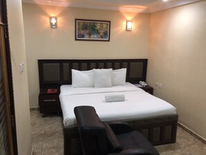 ห้องซิกเนเจอร์, เตียงควีนไซส์ 1 เตียง | ตู้นิรภัยในห้องพัก, โต๊ะทำงาน, พื้นที่ทำงานแบบใช้แล็ปท็อป, Wi-Fi ฟรี