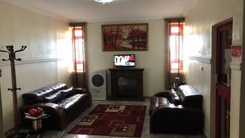 Suite, 1 soverom | Safe på rommet, skrivebord og skrivebord for bærbar PC