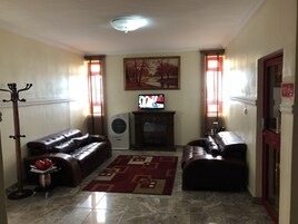 Caja de seguridad en la habitación y escritorio