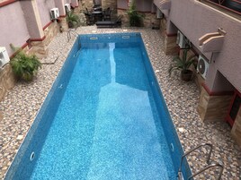 Una piscina al aire libre