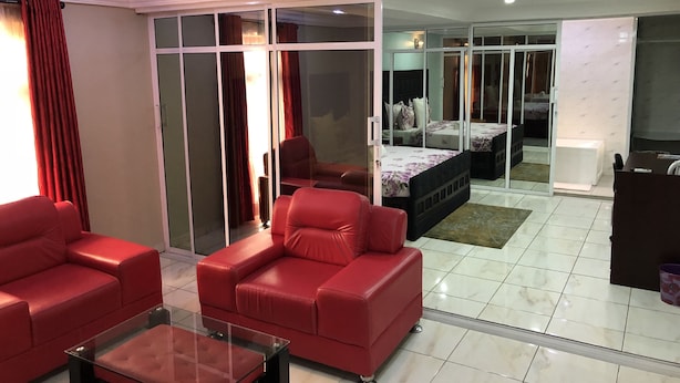 خزنة داخل الغرفة ومكتب ومساحة عمل للكمبيوتر المحمول وواي فاي مجانًا