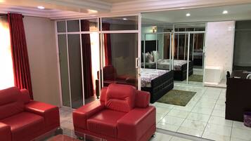 Suite, 1 soverom | Safe på rommet, skrivebord og skrivebord for bærbar PC