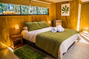 Cabin Superior, phòng tắm riêng | Minibar, bàn, bàn ủi/dụng cụ ủi quần áo