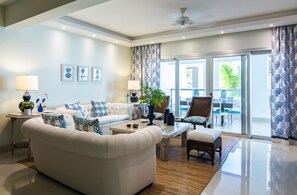 Three Bedroom Apartment  | Sala de estar | Televisión de pantalla plana 