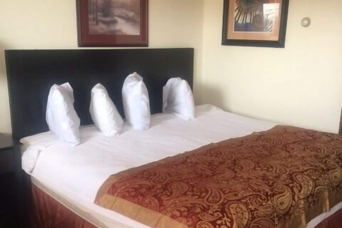 Room, 1 Queen Bed | Premium bedding, free wired internet, bed sheets