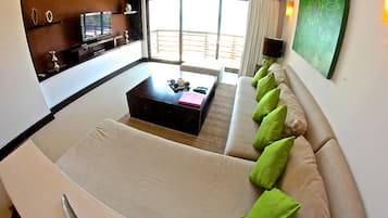 Penthouse exclusivo | Sala de estar | Televisión de 30 pulgadas con canales por cable