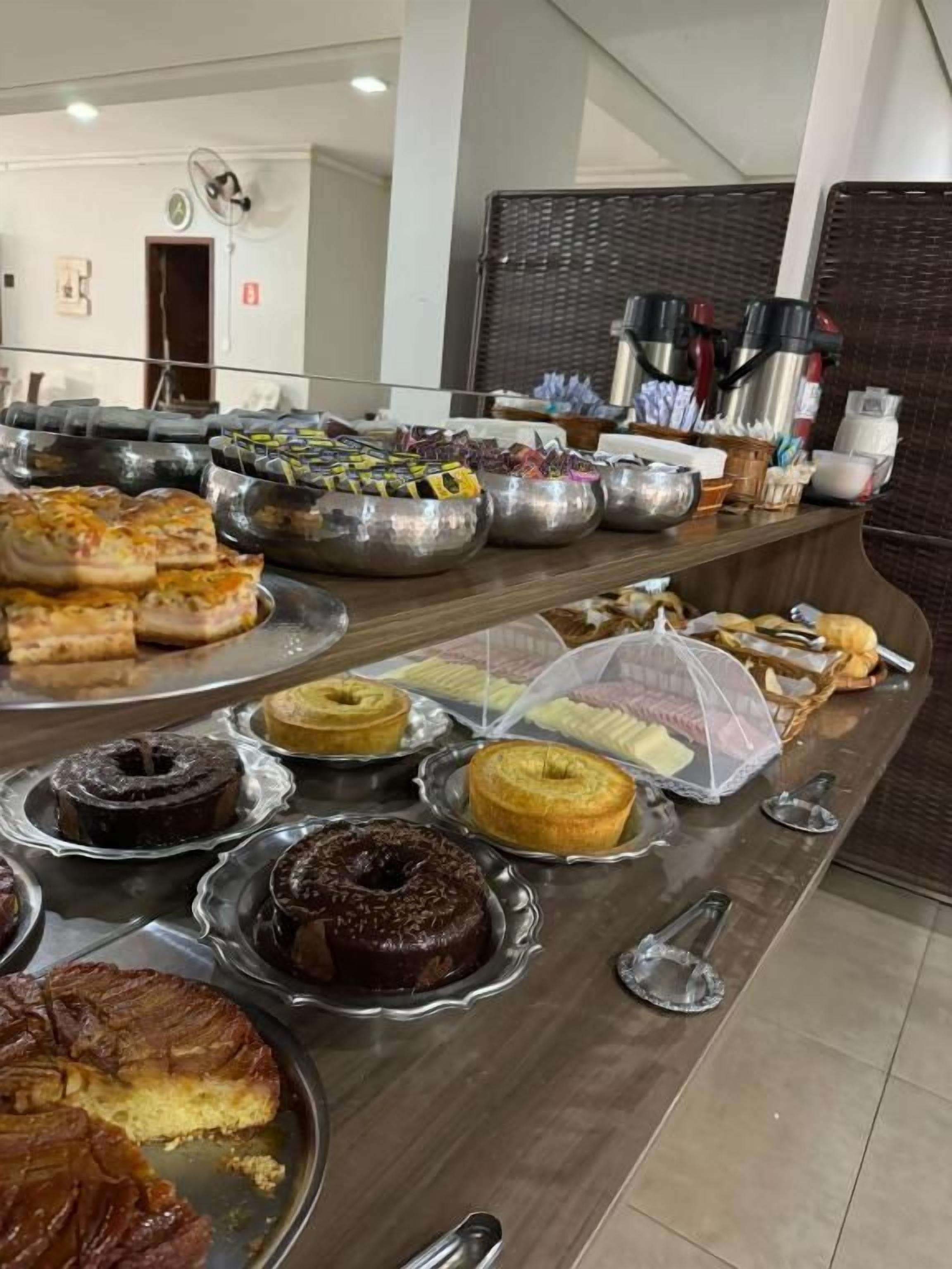 Un bufé con diversos productos de pastelería y postres.