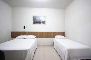 Quarto | Frigobar, escrivaninha, Wi-Fi de cortesia, roupa de cama
