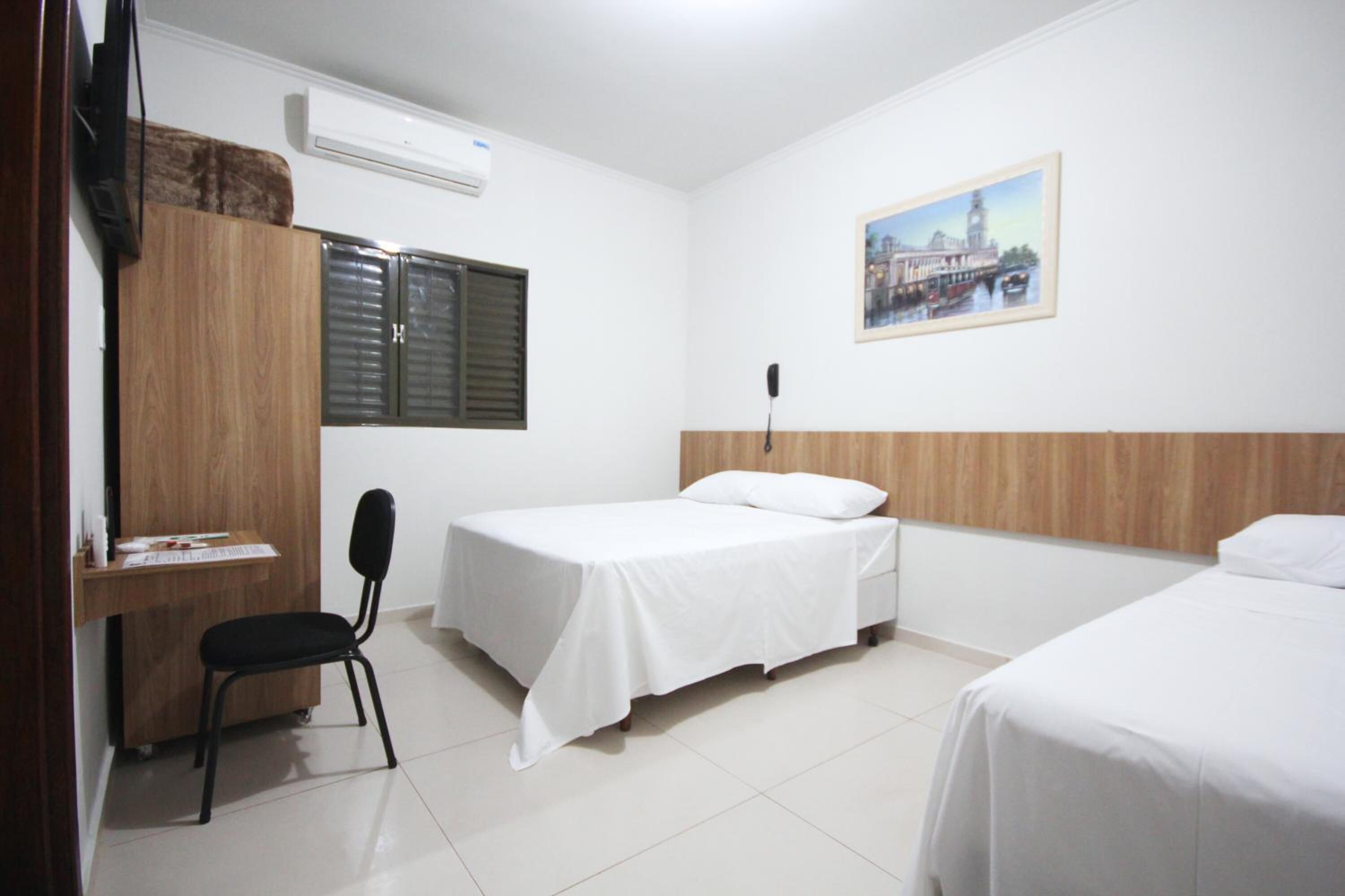 Minibar, Schreibtisch, kostenloses WLAN, Bettwäsche