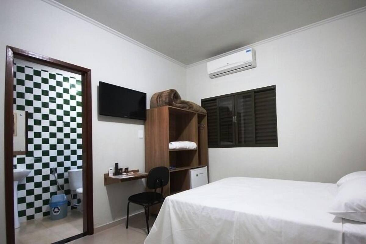 Room | Minibar, desk, WiFi (free), bed sheets