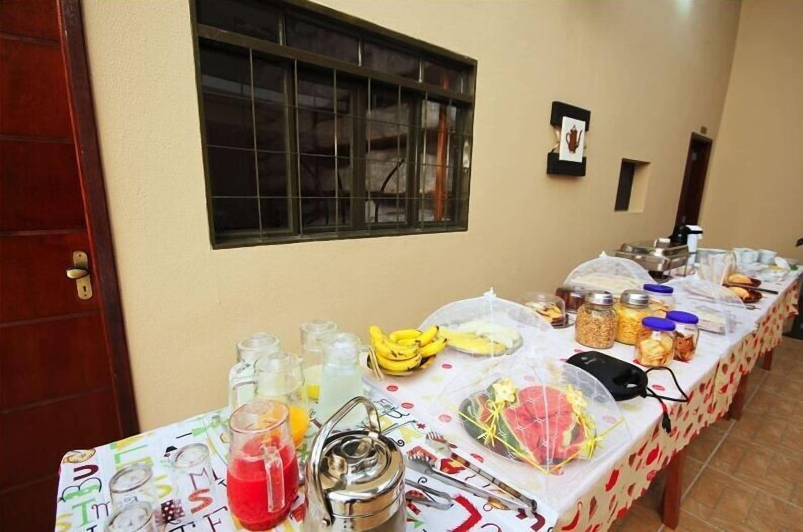Une table de buffet proposant divers plats et accompagnements.