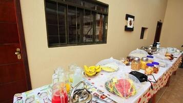 Une table de buffet proposant divers plats et accompagnements.