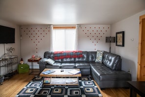 Suite – deluxe, 2 soverom, kjøkken | Oppholdsområde | Flatskjerm-TV