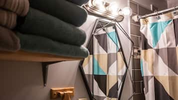 Deluxe Suite, 2 Bedrooms, Kitchen | Bathroom | Combined shower/bathtub, free toiletries, towels, soap