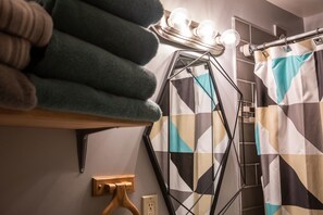 Deluxe-Suite, 2 Schlafzimmer, Küche | Badezimmer | Duschwanne, kostenlose Toilettenartikel, Handtücher, Seife