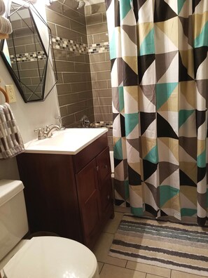 Deluxe Suite, 2 Bedrooms, Kitchen | Bathroom | Combined shower/tub, free toiletries, towels, soap