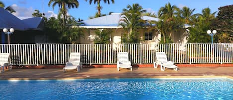 Una piscina al aire libre