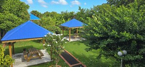 A gazebo with a blue roof, a picnic table, and a well-maintained lawn. - Domaine de May (Saint-François)