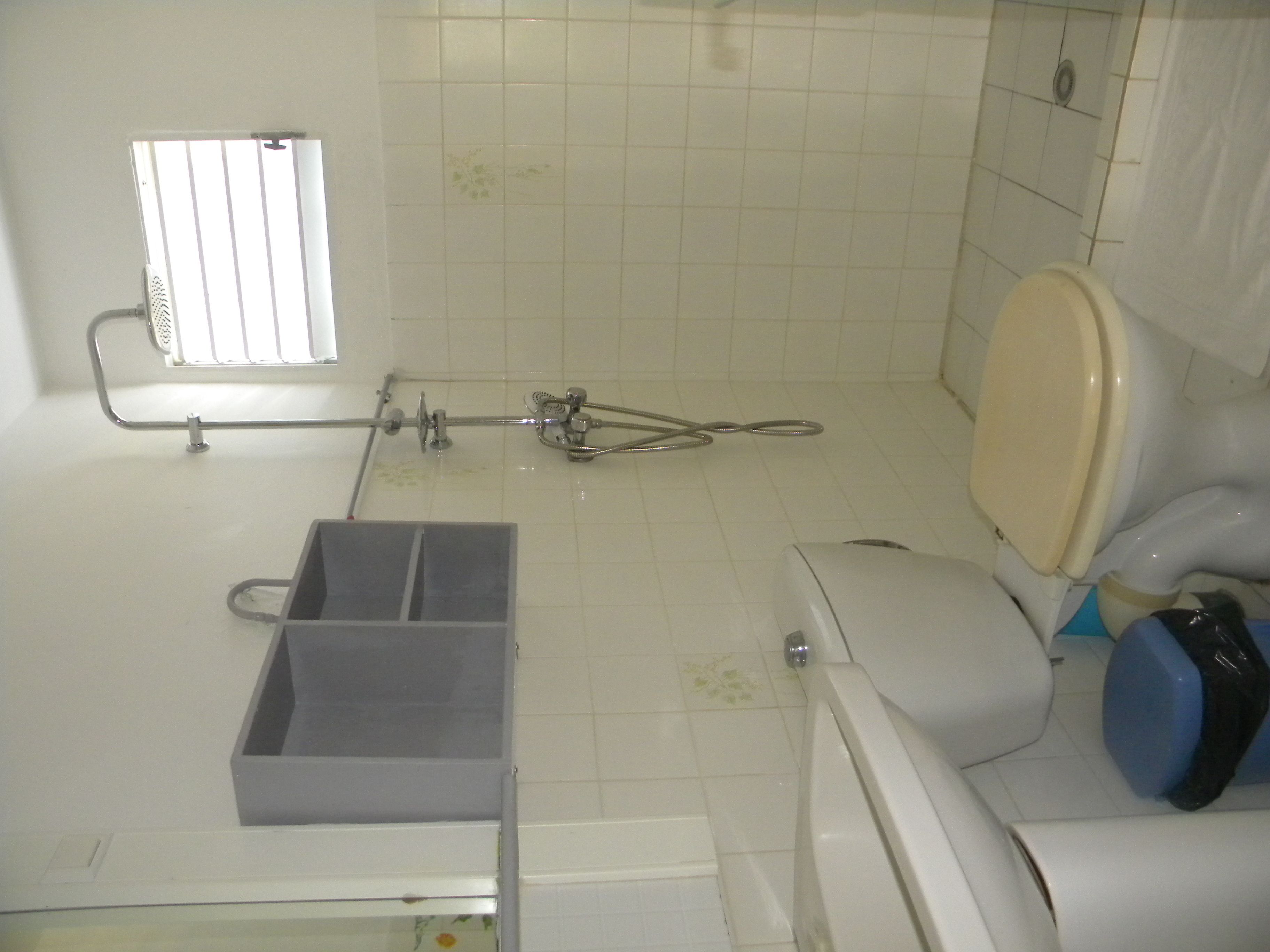 Un baño con inodoro, bidé y ventana.