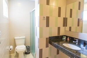 Ducha, artículos de tocador gratuitos, secador de pelo, toallas