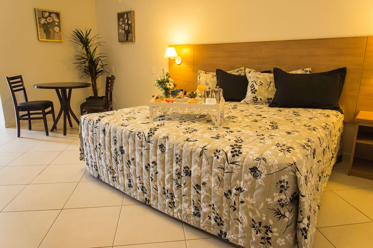 Superior kamer, 1 kingsize bed (Master) | Een minibar, een kluis op de kamer, een bureau, verduisterende gordijnen