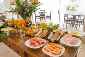 Café da manhã com buffet grátis todos os dias