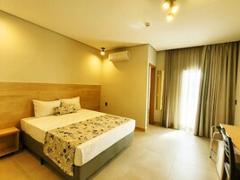 Quarto luxo | Frigobar, cofres nos quartos, escrivaninha, cortinas blackout