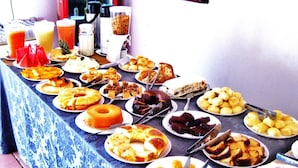 Una mesa de buffet con diversos alimentos y bebidas.