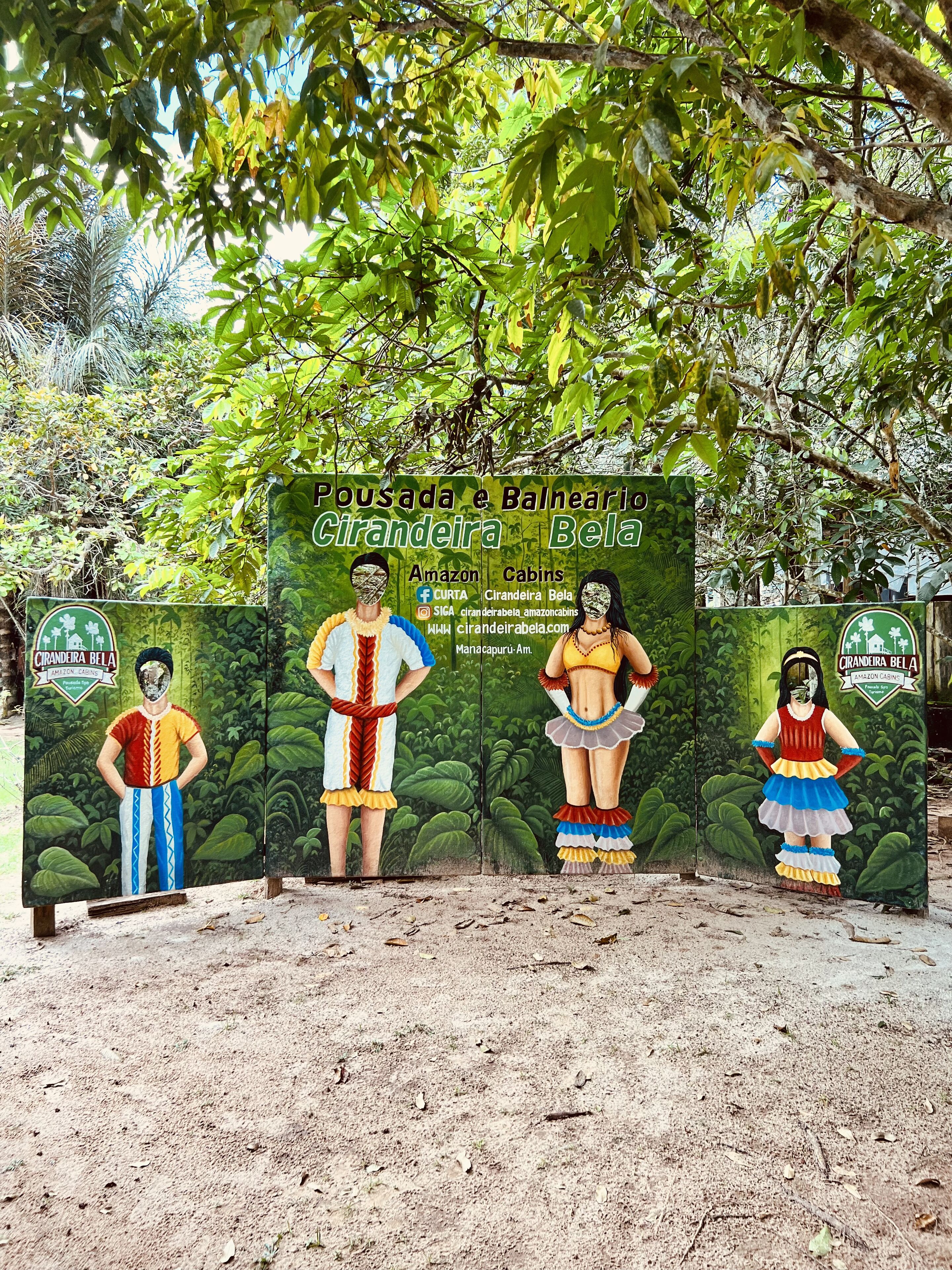 A signboard with three figures and text for 'Pousada e Balneario Cirandeira Bela'.
