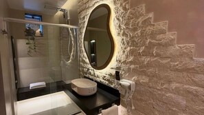 Premium kamer, 1 slaapkamer, uitzicht op tuin | Badkamer | Een douche, designer toiletartikelen, een haardroger, handdoeken