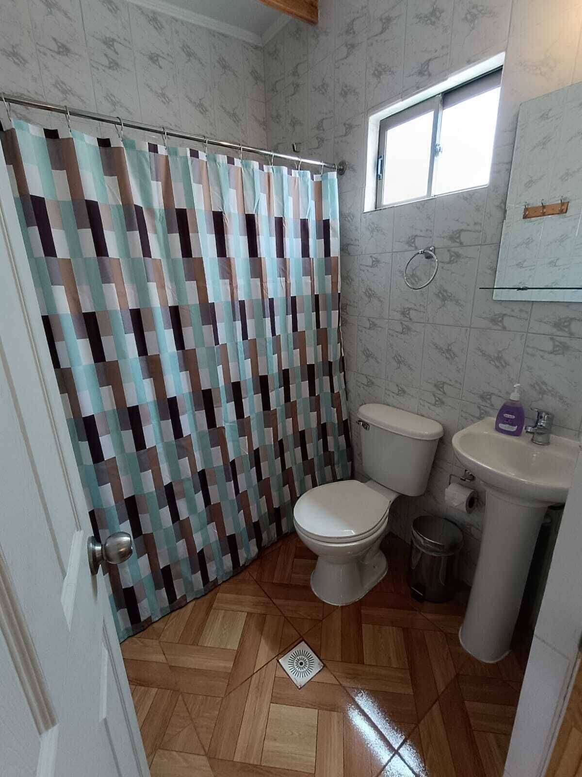 Dusche, kostenlose Toilettenartikel, Handtücher