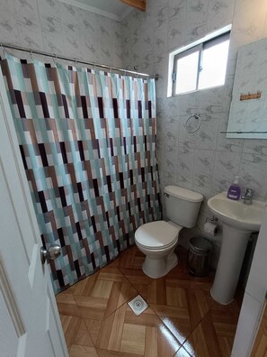 Shower, free toiletries, towels