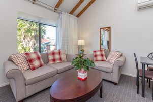 Apartamento, 1 quarto | Sala de estar | TV de tela plana 50 polegadas com canais via satélite, TV, Netflix