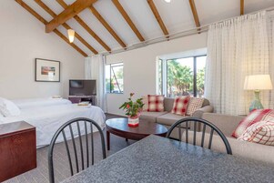 Apartamento, 1 quarto | Escrivaninha, ferros/tábuas de passar roupa, berços grátis
