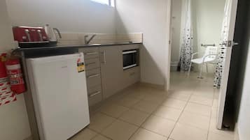 Phòng 3 Tiêu chuẩn | Bếp riêng | Lò vi sóng, ấm điện, lò nướng bánh mì, dụng cụ vệ sinh