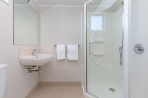 Shower, free toiletries, hair dryer, slippers - Anzac Court Motel (Auckland)