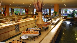 Un espace buffet proposant divers plats et un grand vase décoratif.