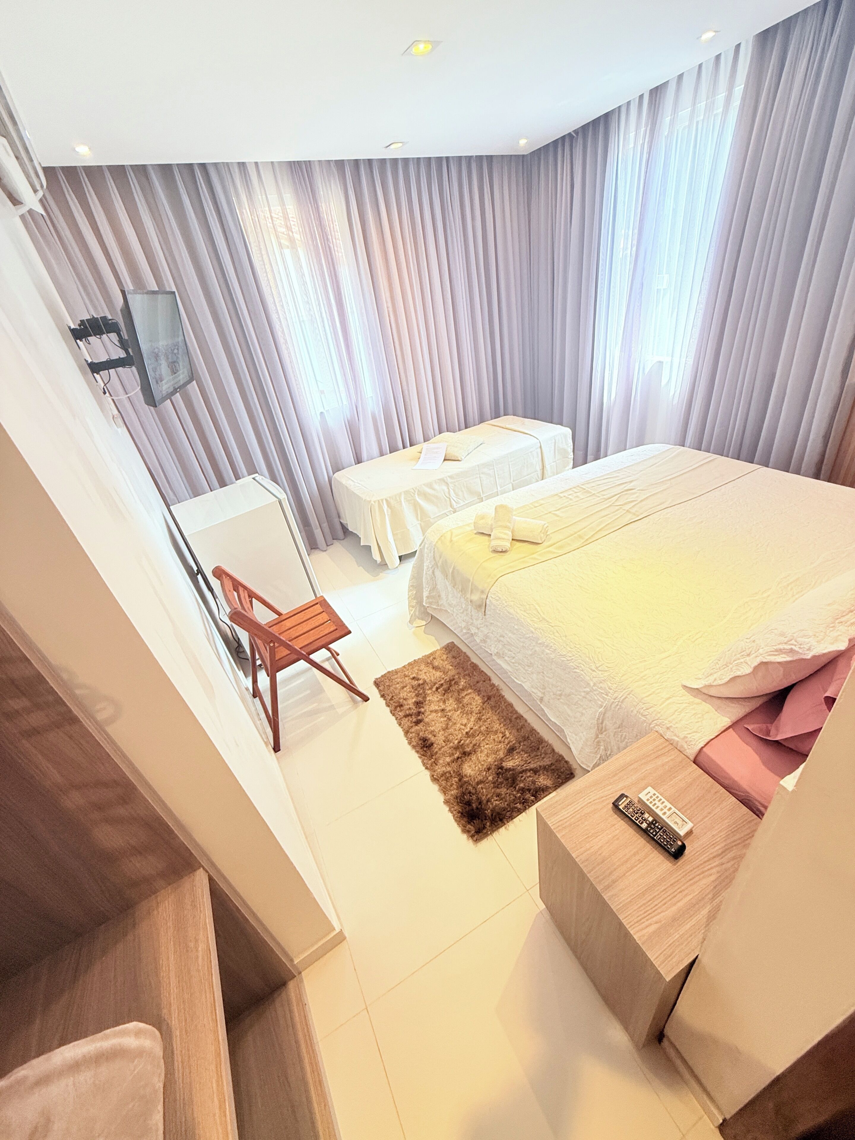 Minibar y ropa de cama 