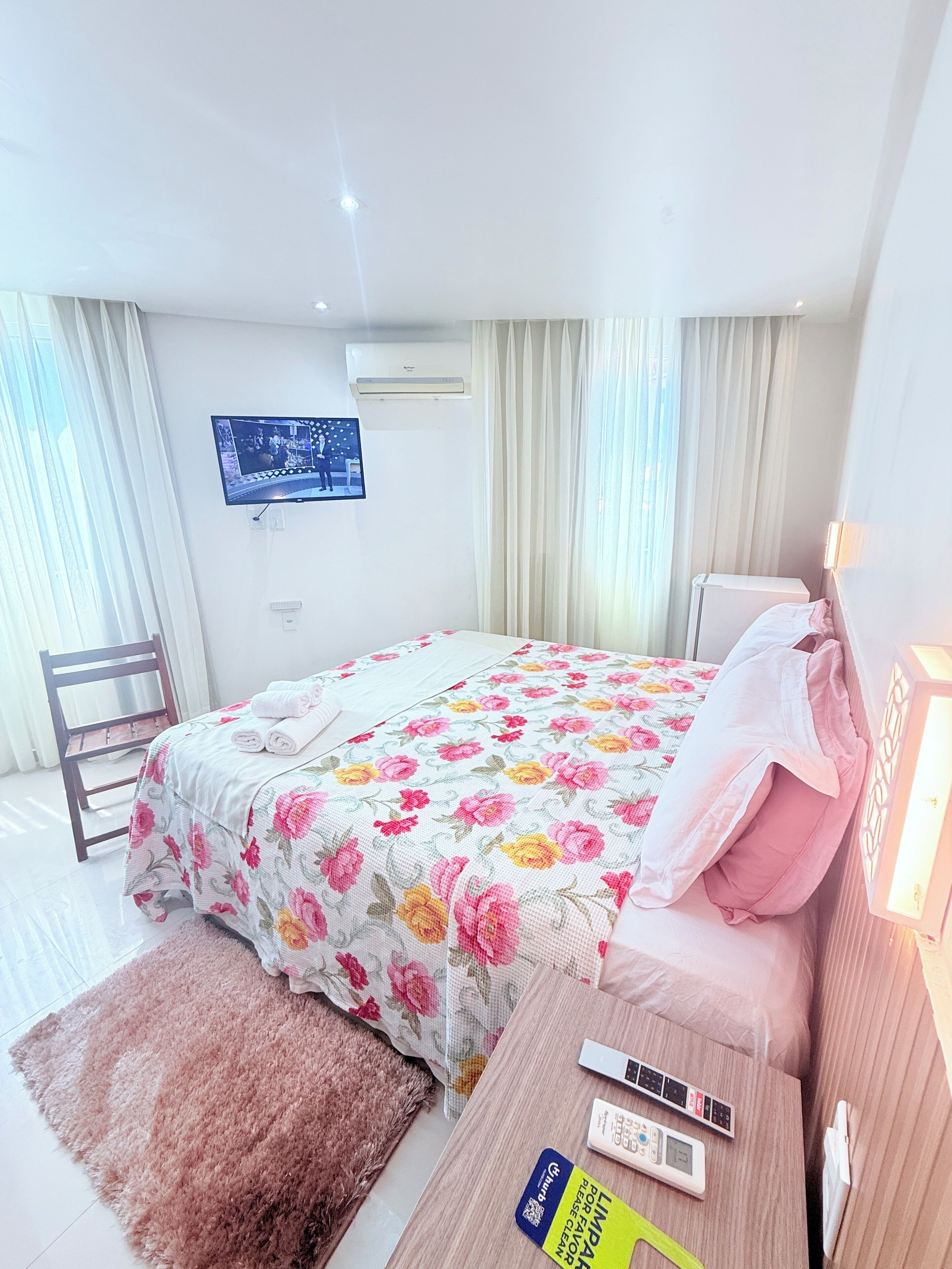 Minibar y ropa de cama 