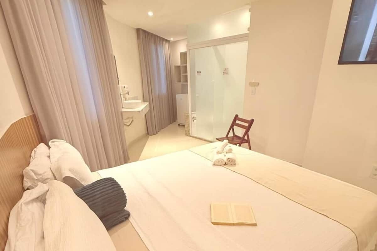 标准双人房或双床房 | 迷你吧、床单