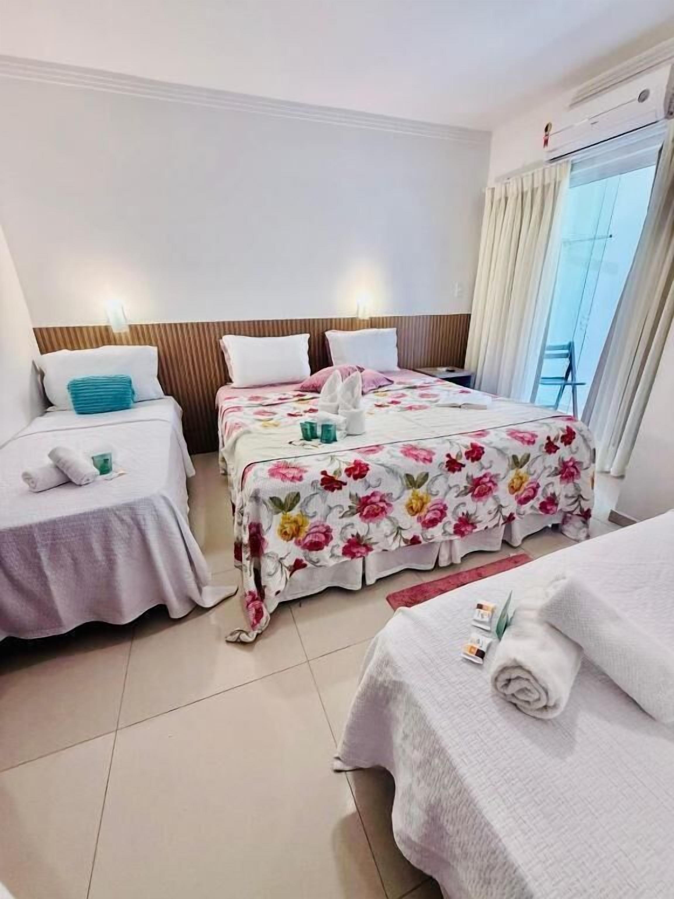 标准四人房 | 迷你吧、床单