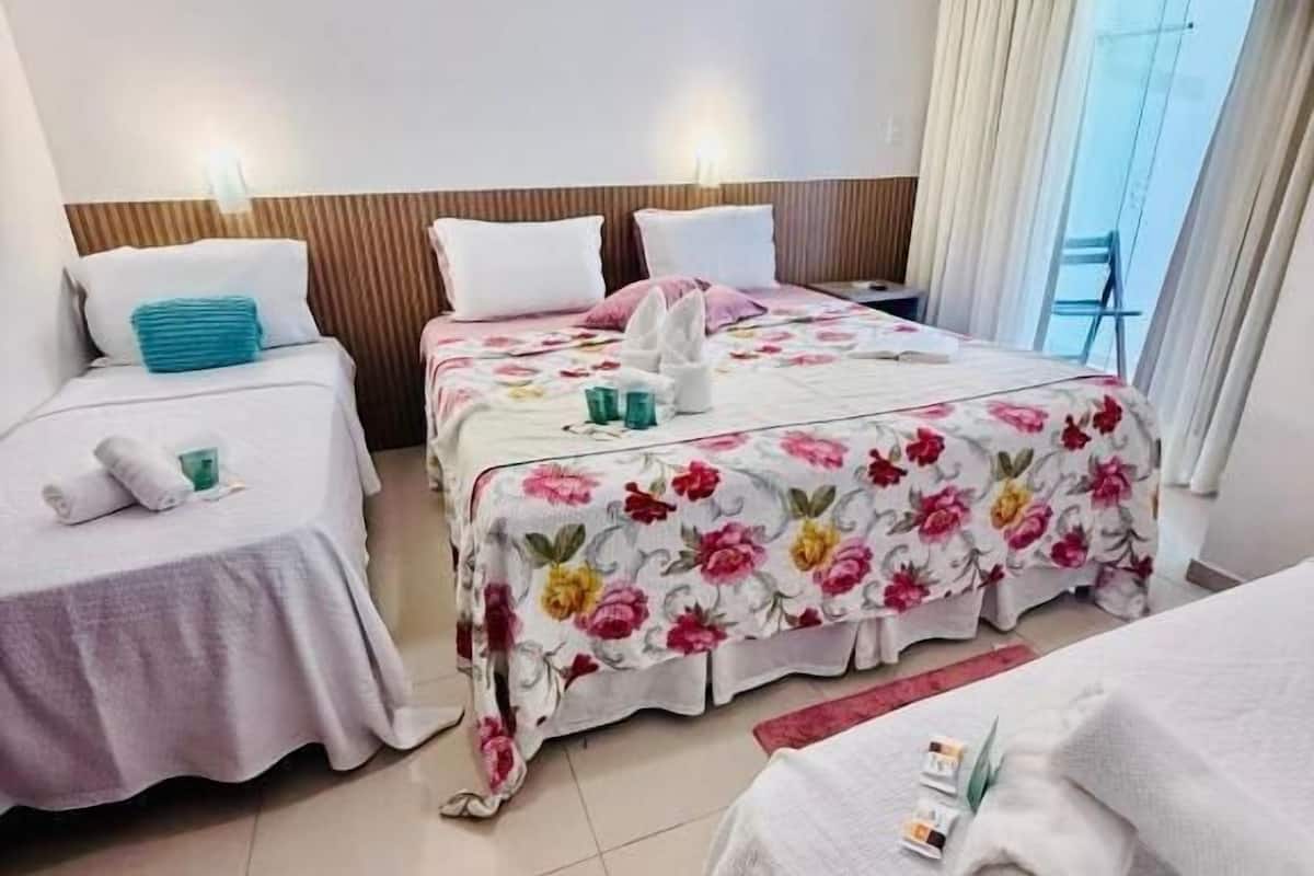 标准四人房 | 迷你吧、床单